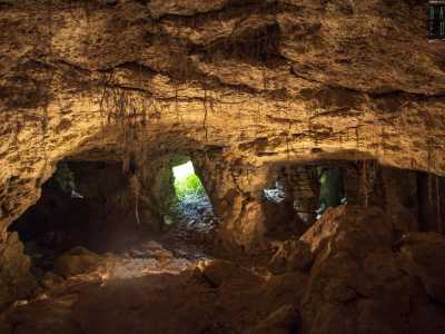 Il tunnel ci conduce, dopo qualche metro, nell�ambiente pi� suggestivo di tutto l�ipogeo. La fioca luce che trapela da un�apertura ci permette di ammirare uno spesso pilastro centrale e le arcate superiori che sorreggono l�intera struttura